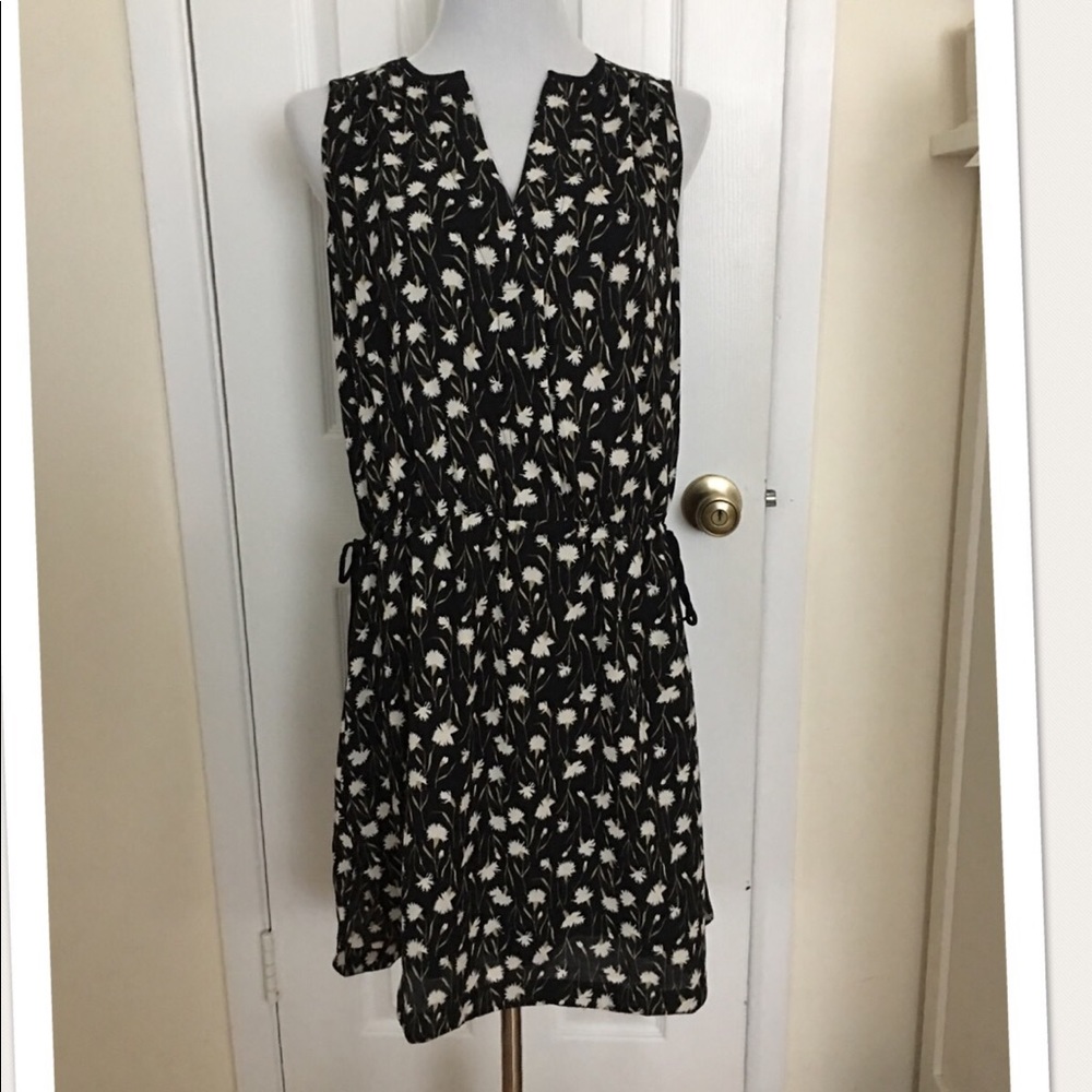 NWT Sleeveless black white tie-waist shirt dress